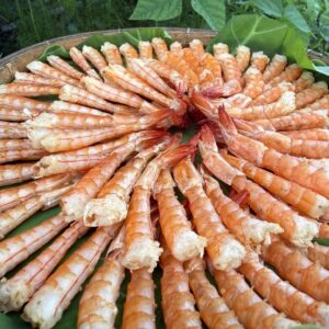 Tôm khô Cô Ba Miền Tây xếp trên nia lá chuối, màu cam đỏ tự nhiên