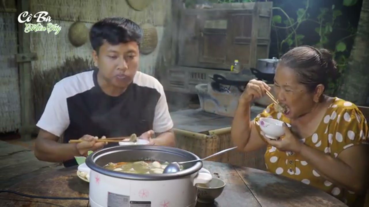 Lẩu gà lá é chua cay ấm bụng ngày mưa - Cô Ba Miền Tây